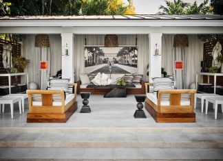 For the 2020 Kips Bay Decorator Show House Palm Beach, Savage created a serene poolside getaway featuring a pair of teak daybeds from Sutherland Furniture. The large format photograph of a female nude at The Breakers is by Nathan Coe. Photo: Douglas Friedman