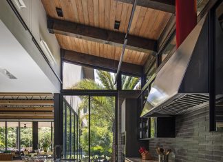 Seaglass Awards 2024 Spotlight: Dining Roundup Contemporary Kitchen by B Pila Design Studio. Photos by Nick Johnson