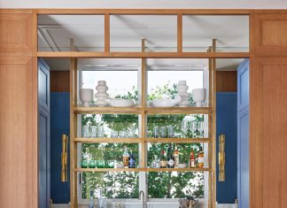 Traditional/Transitional Kitchen by Renèe Gaddis Interiors. Photo courtesy of Renèe Gaddis Interiors